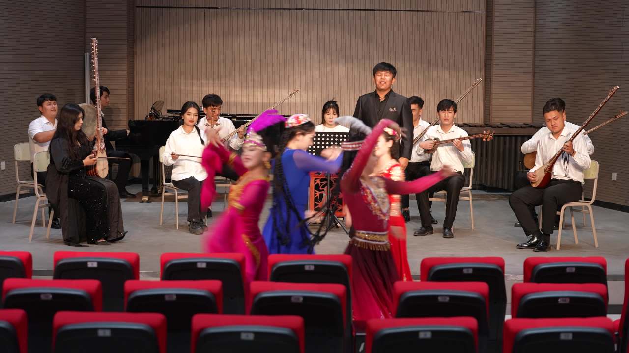 大学生表演传统木卡姆音乐