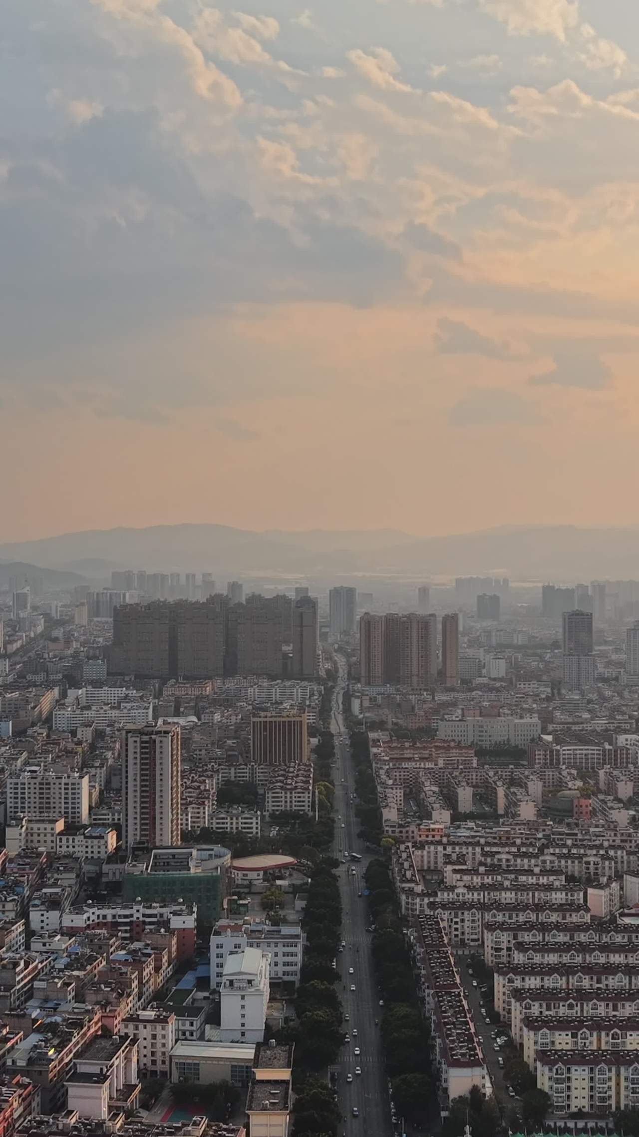 夕阳下的城市全景
