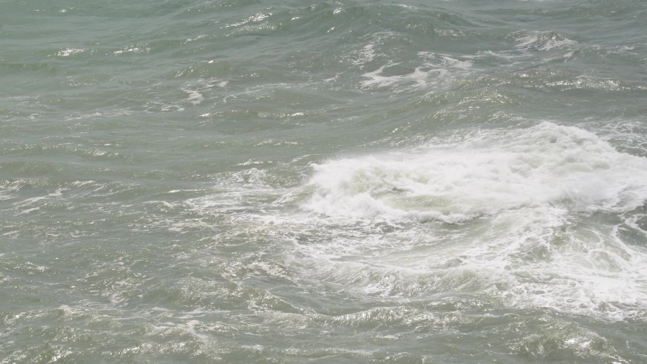 浪打礁石