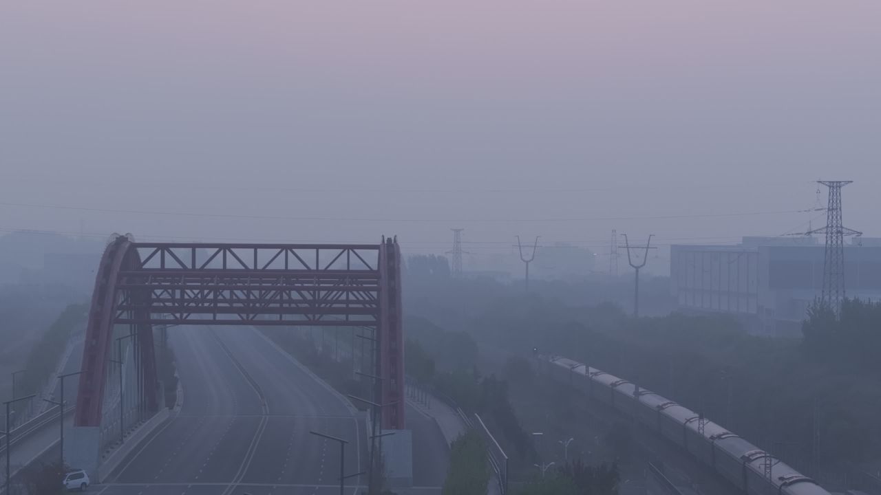 晨雾中的工业铁路