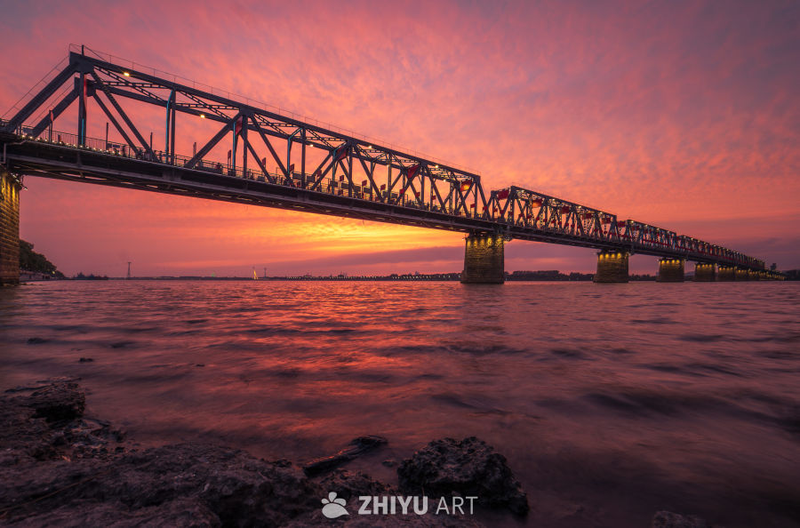 夕阳下的钢铁大桥