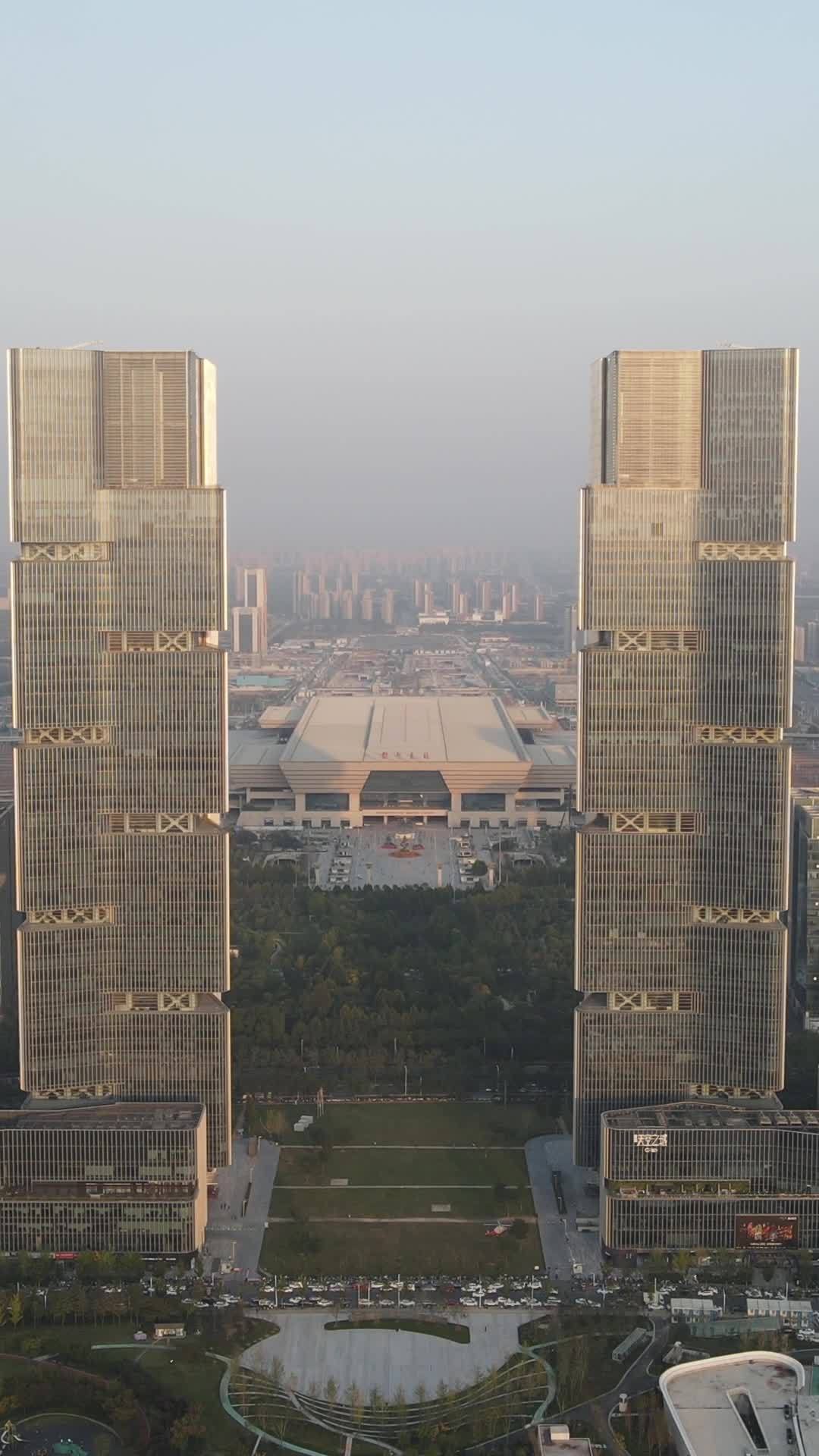 双塔映衬下的都市黄昏