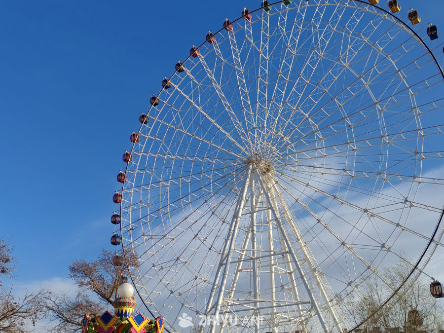 蓝天下的摩天轮