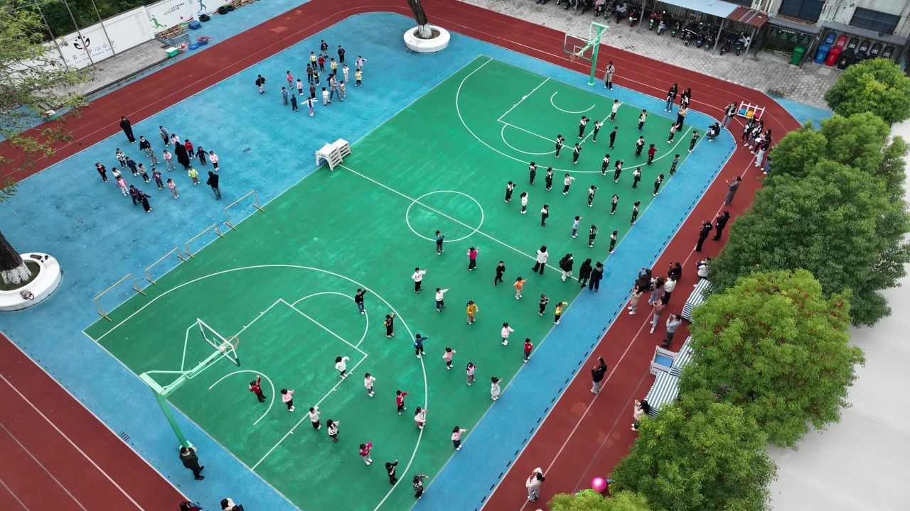 航拍幼儿园家长开放日室外活动 5