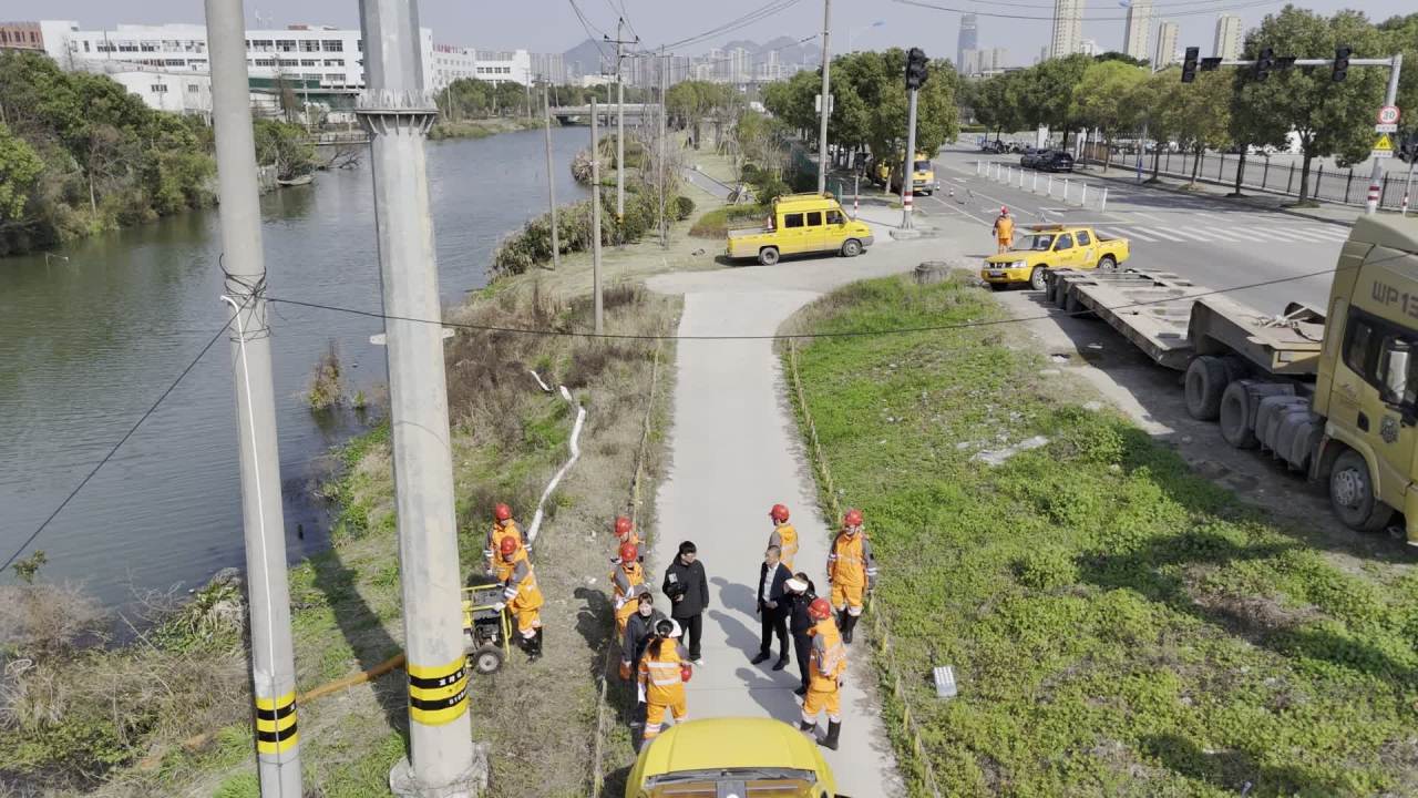 城市河边施工场景