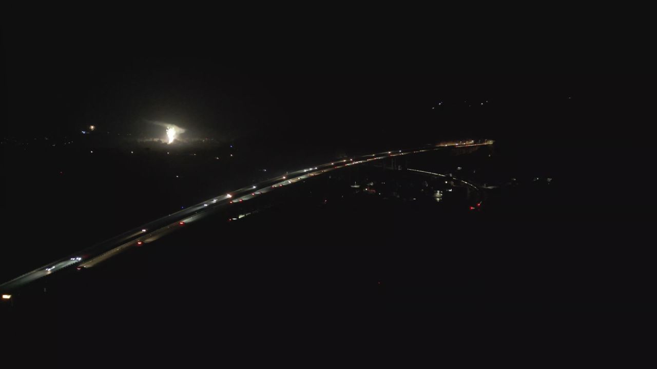 春节高速公路、烟花、火车