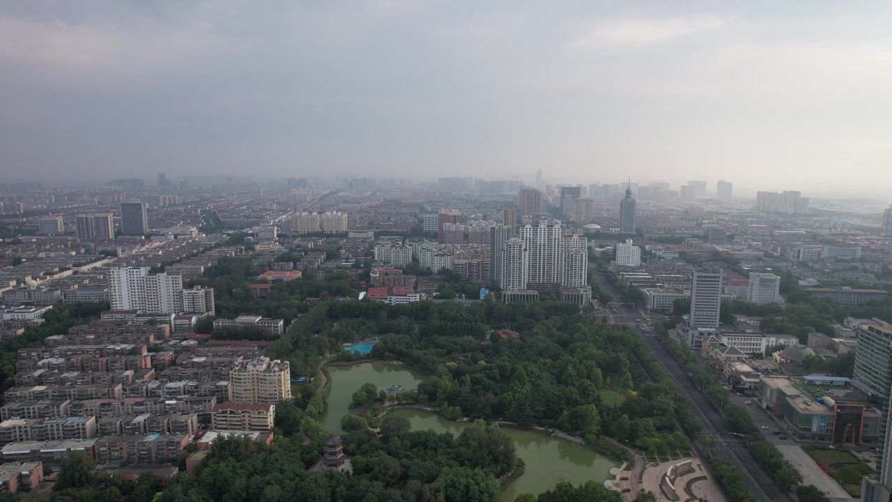 山东淄博城市清晨迷雾航拍 