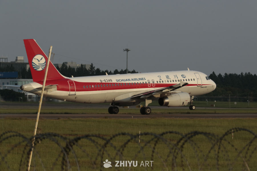 四川航空A320在机场跑道上