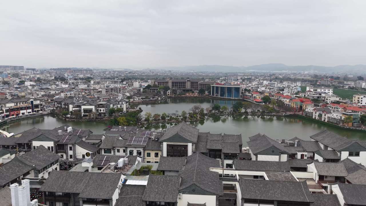 古韵湖畔的城市风光