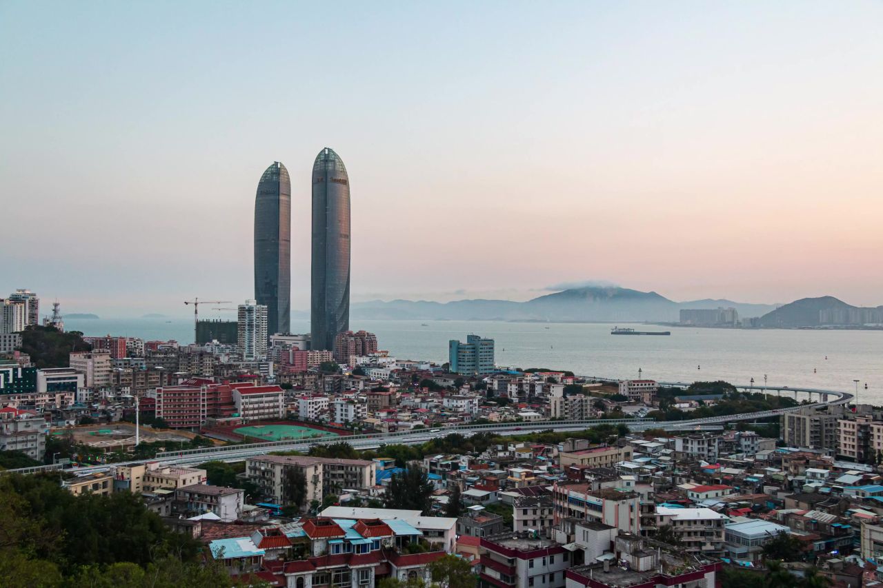 滨海旅游城市厦门世茂海峡双子塔大厦日转夜延时