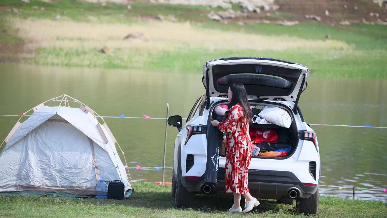 4k气质美女休闲旅行露营  湖边喝茶水果