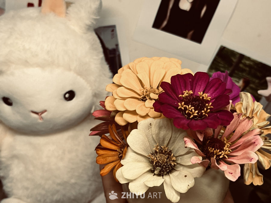 毛绒兔与花束的温馨角落
