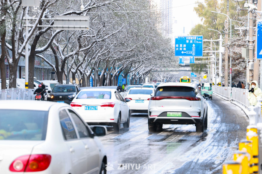 兰州市迎来2025年入冬首场降雪 20