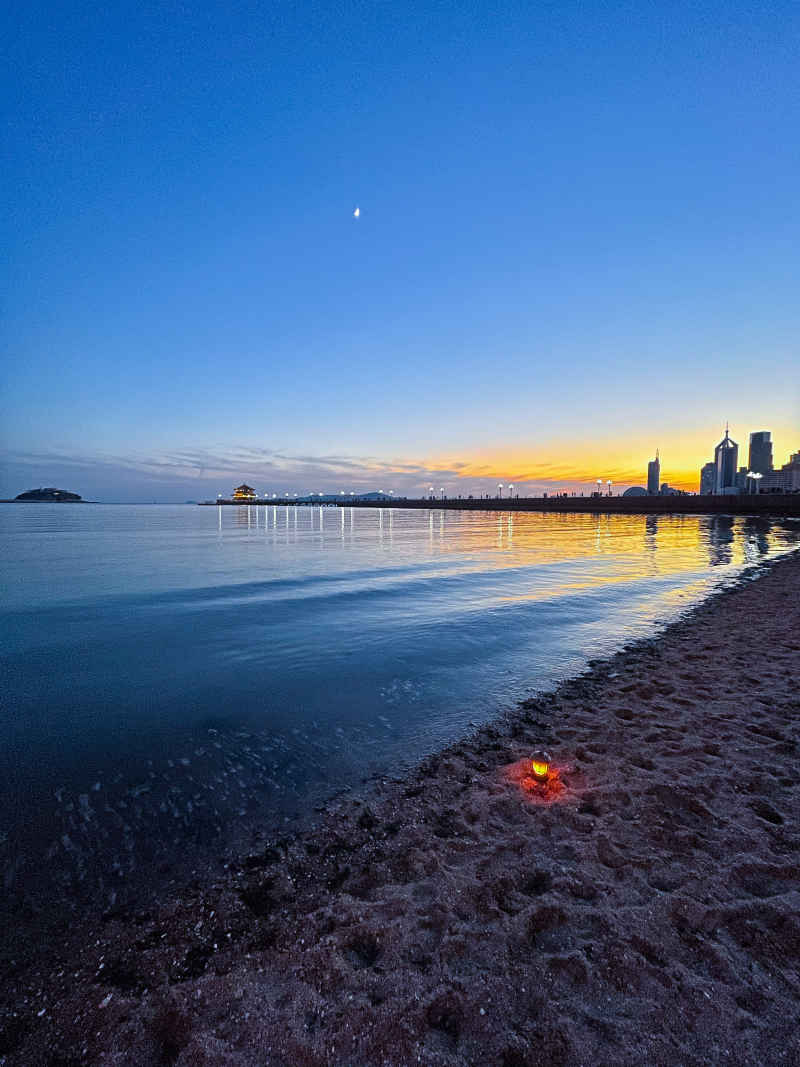 青岛栈桥傍晚蓝调时刻夜景海边