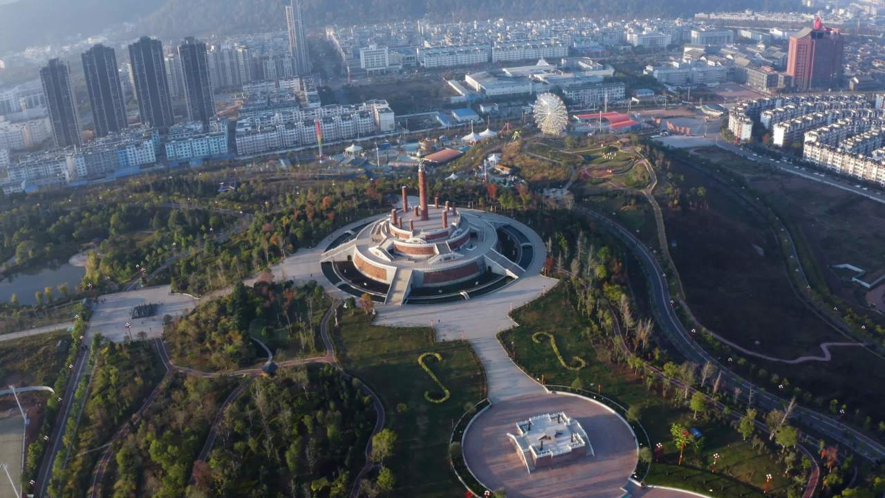 晨光中的城市公园