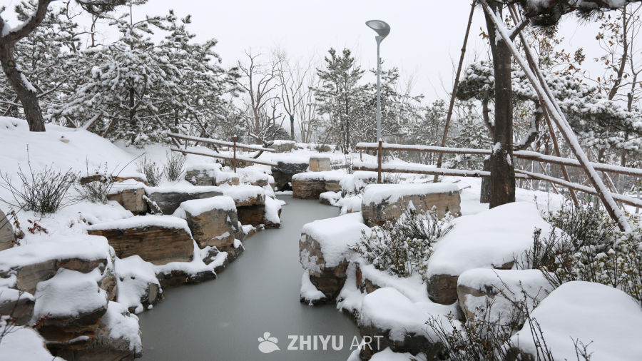 冬日雪景中的小桥流水