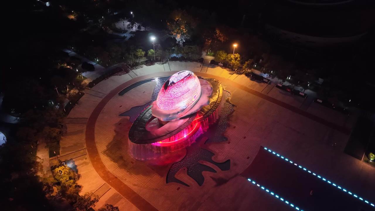 夜色中的现代艺术雕塑
