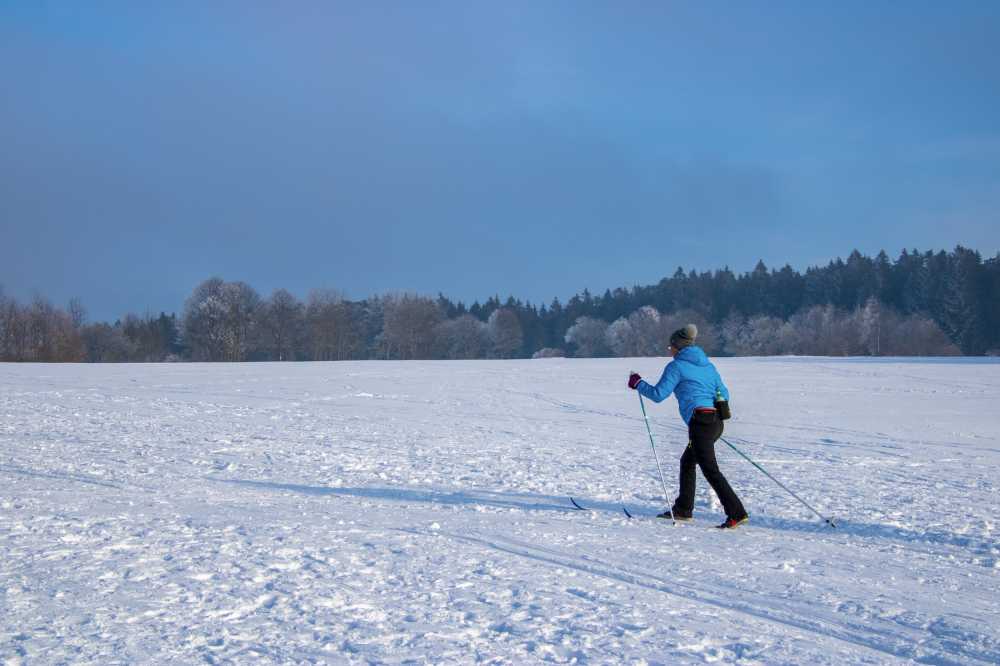 冬天体育越野滑雪休闲