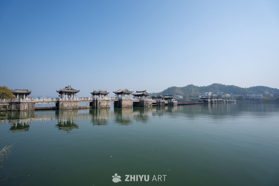 古桥映湖景，宁静致远