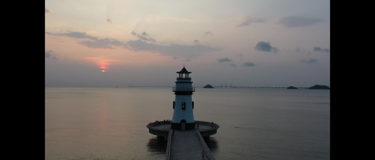 灯塔日落：宁静的海岸黄昏