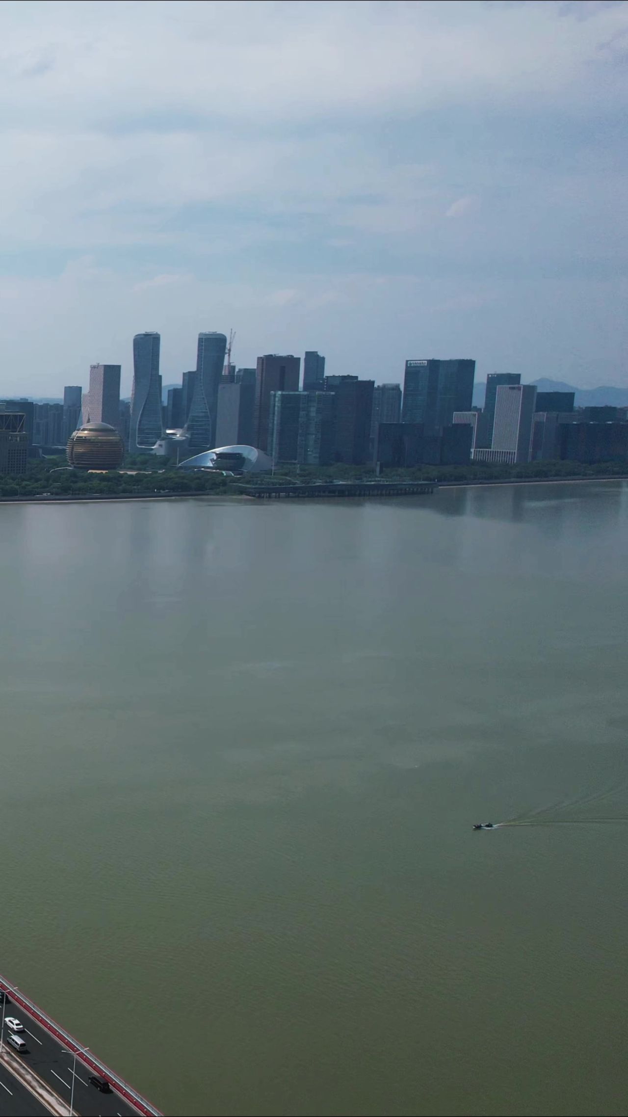 浙江杭州钱塘江风光竖屏航拍 
