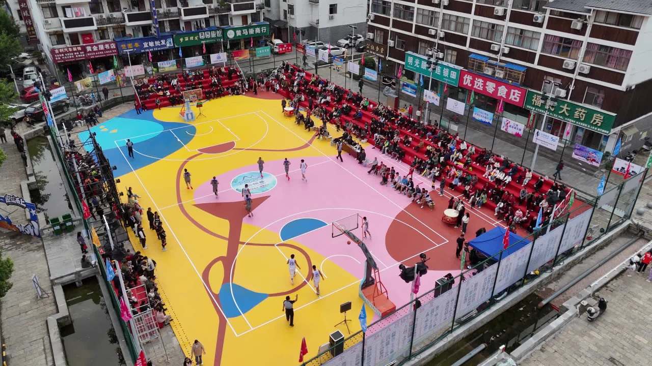 彩色篮球场上的热闹比赛