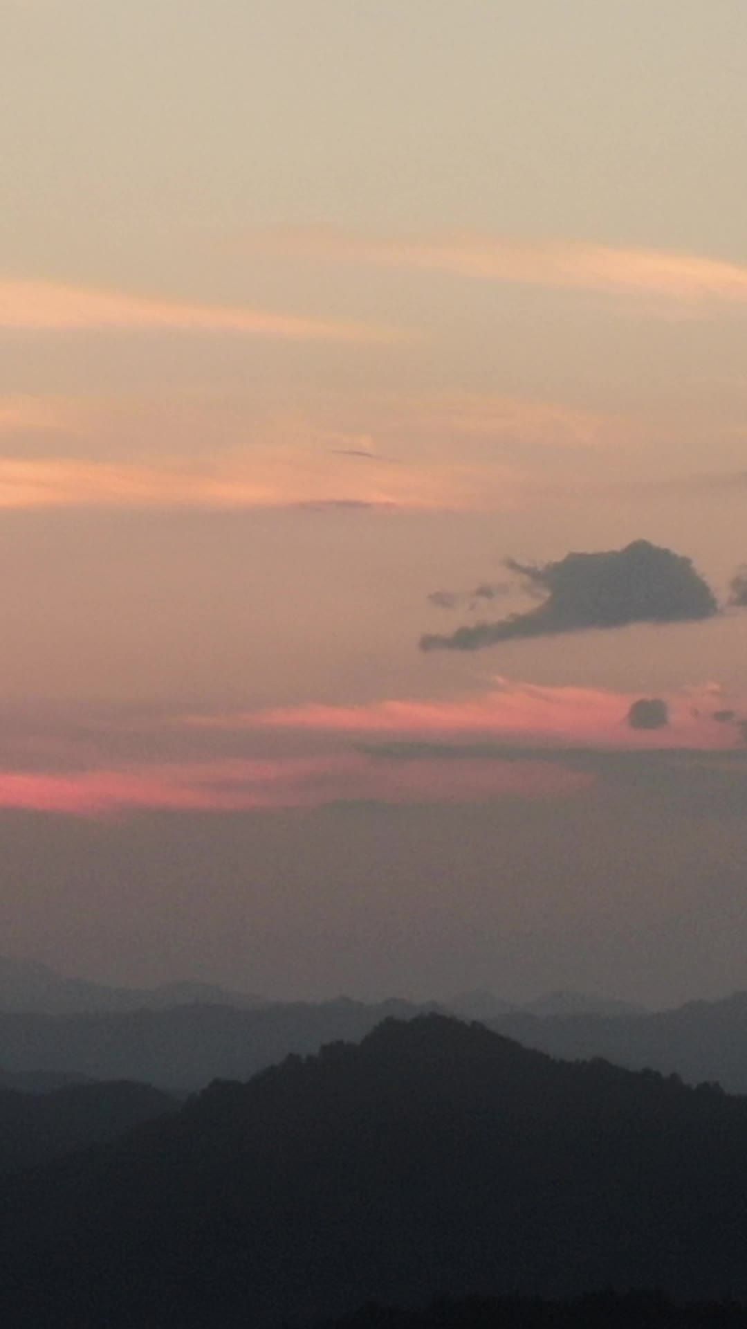  夕阳玩下日落彩云竖屏航拍