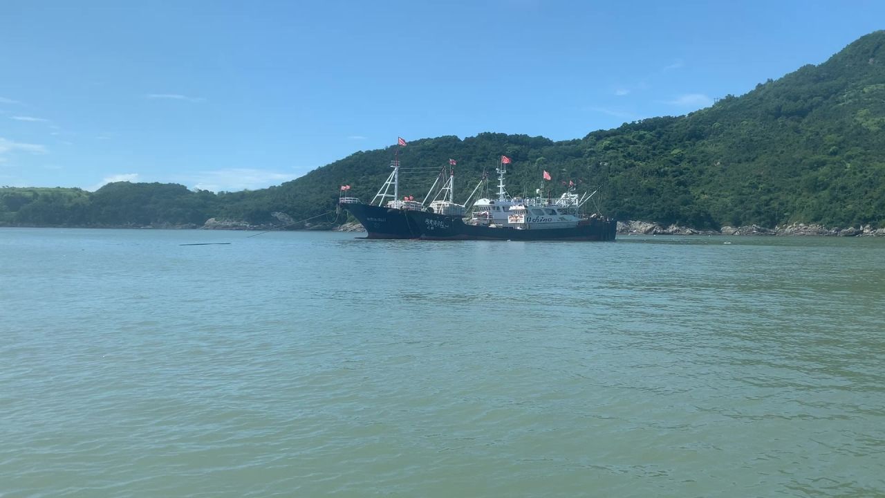 海上行驶经过船舶