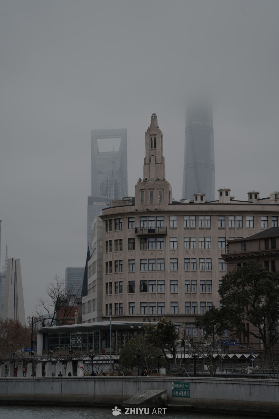 雾中城市：历史与现代的对话