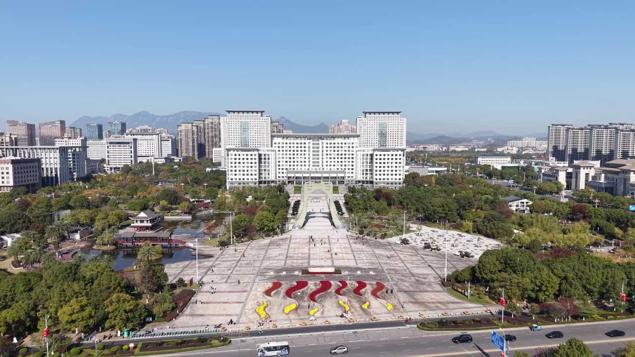 城市中心的宏伟广场