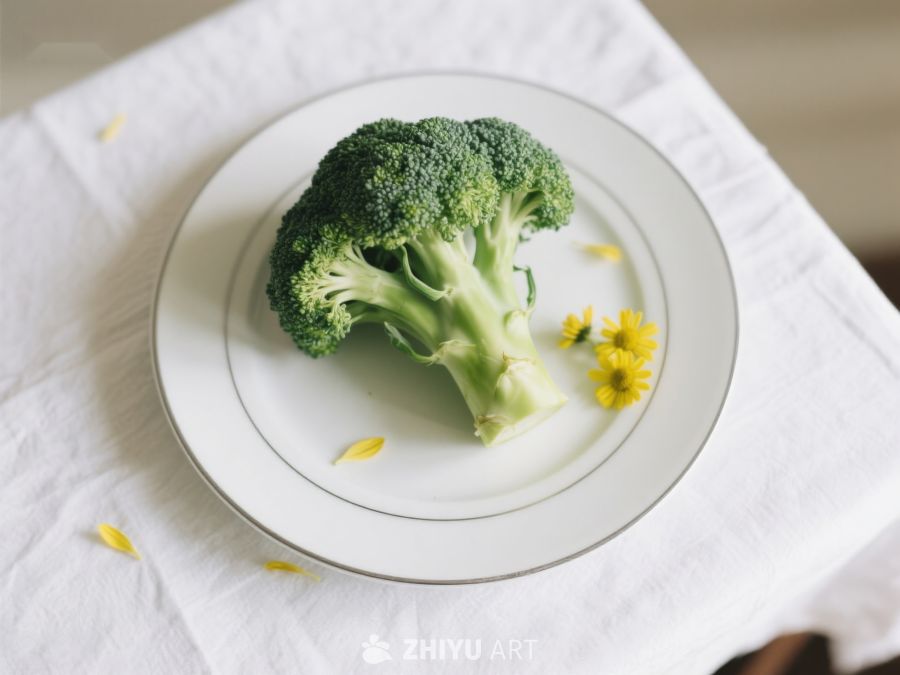 盘中的新鲜西兰花与黄色花瓣 271