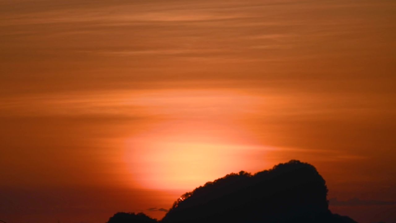 4k延时山区山顶日出特写