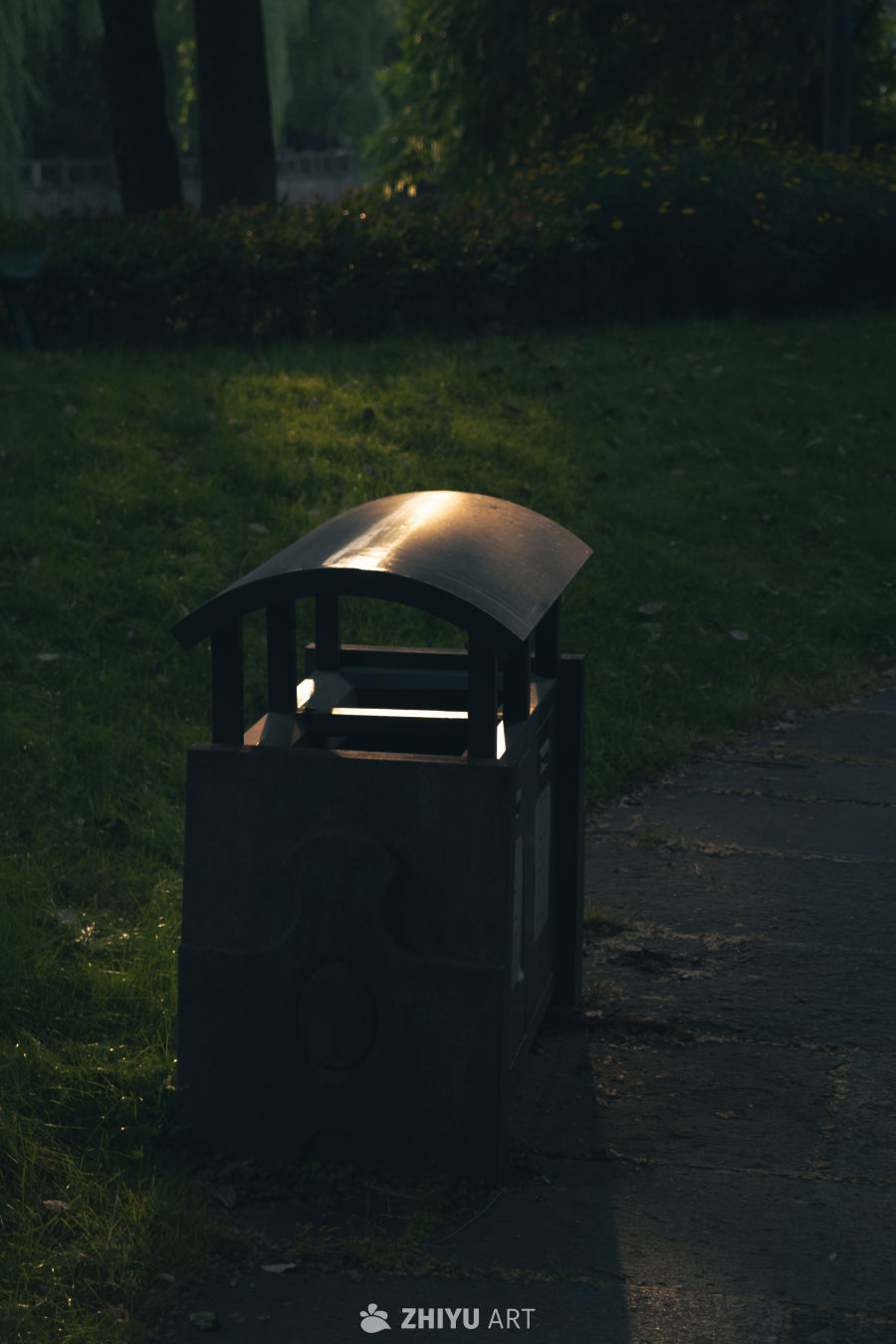 黄昏公园的光影垃圾桶