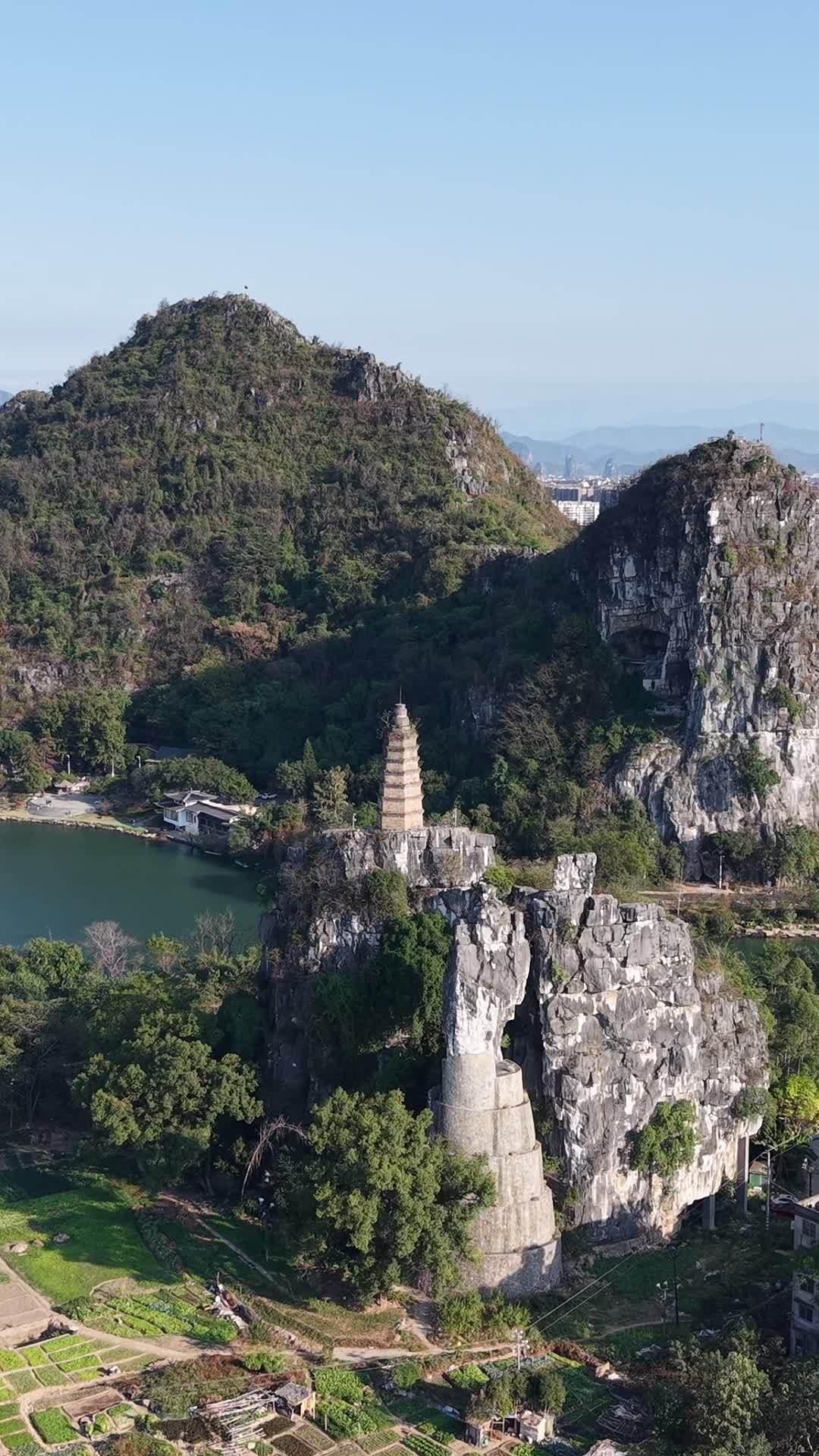 山巅古塔与自然美景