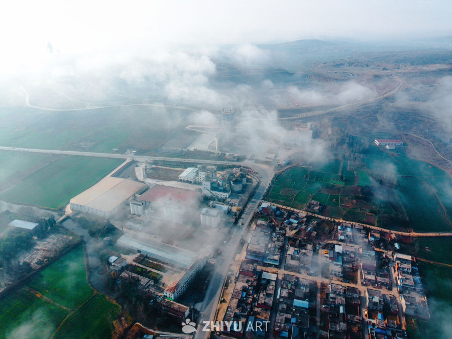 云雾缭绕的乡村工业景象