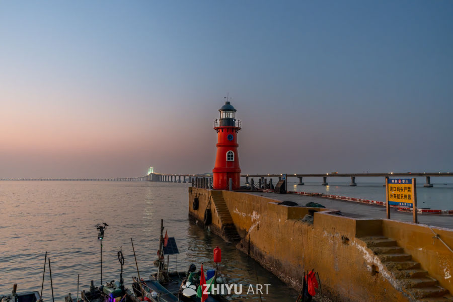 黄昏灯塔与跨海大桥