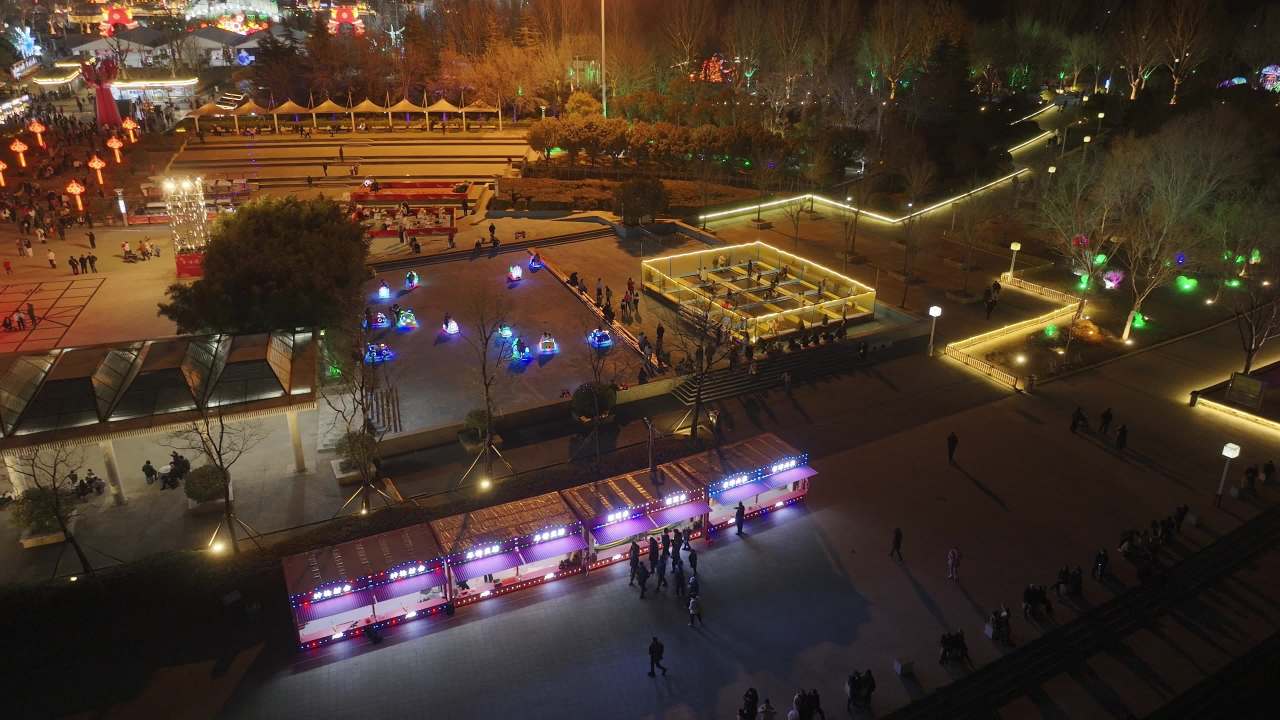 夜幕下的冰上乐园