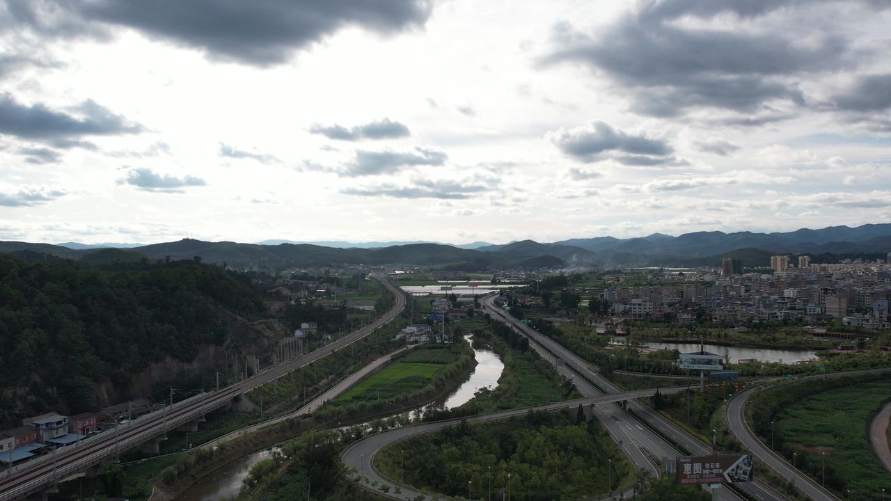 高速公路旁的湖泊