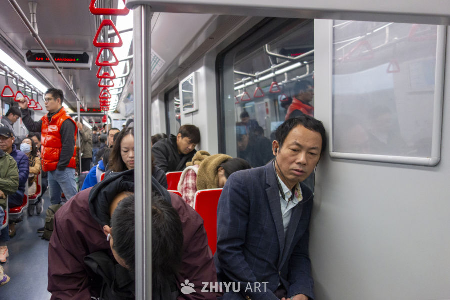 地铁车厢内的日常瞬间