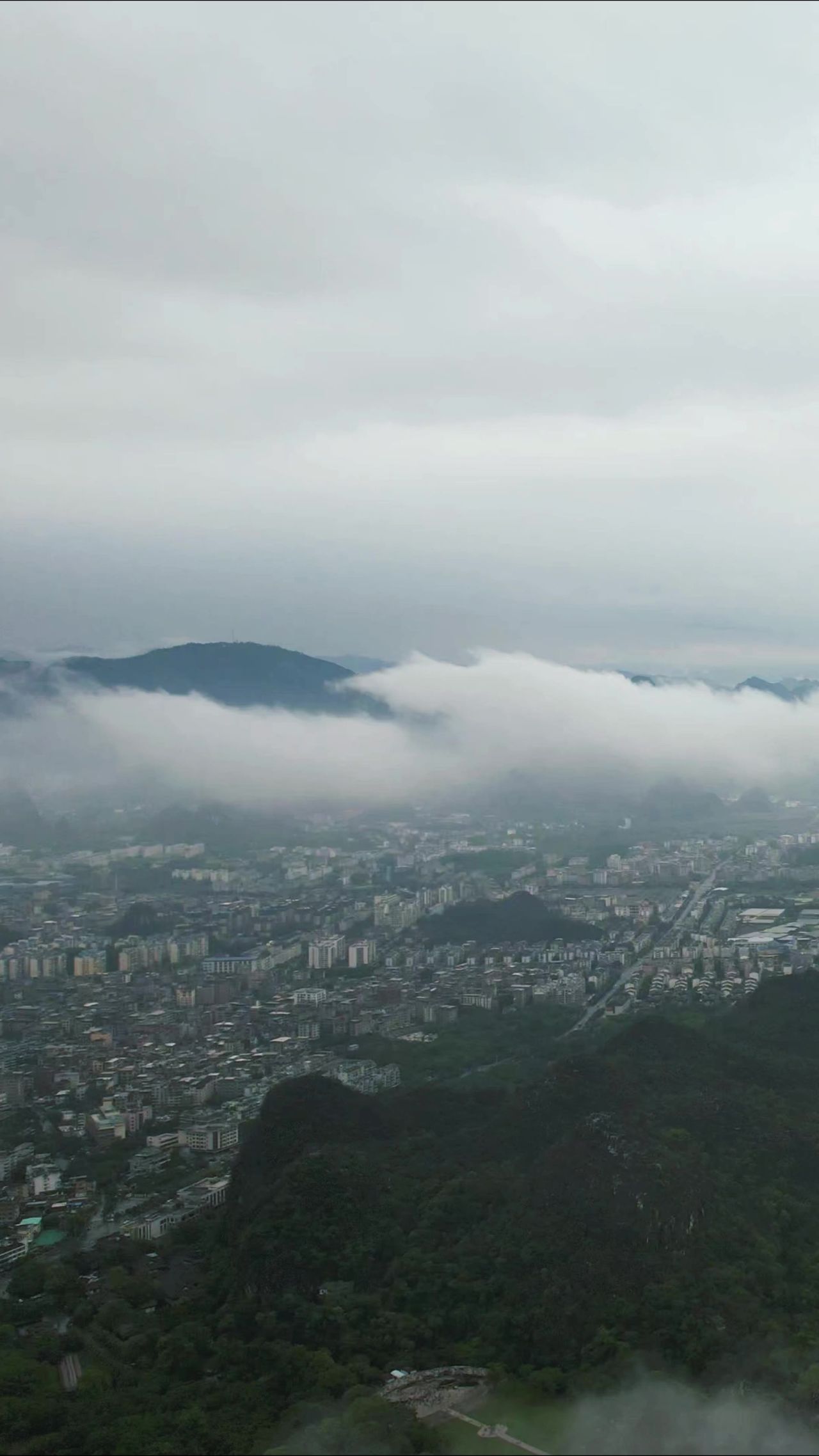城市清晨迷雾平流层竖屏航拍 
