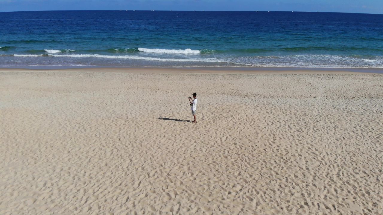 男生奔跑在海滩