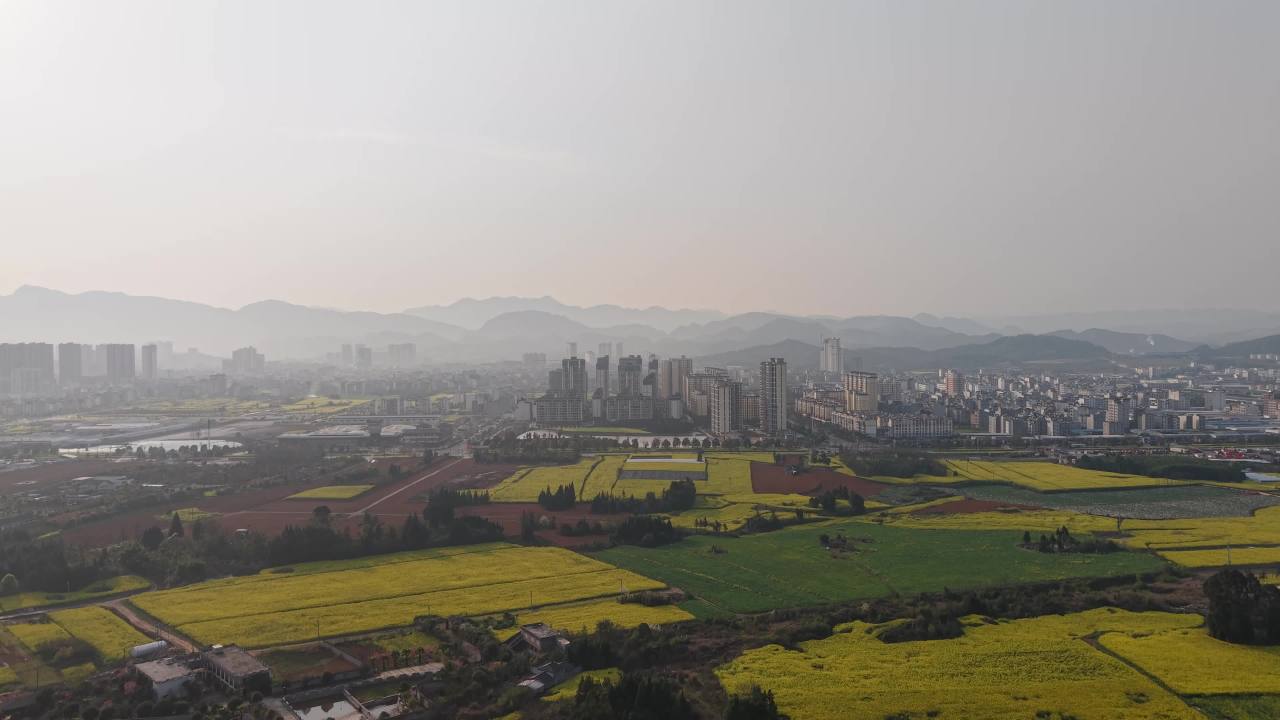 城市与田野的日落景色