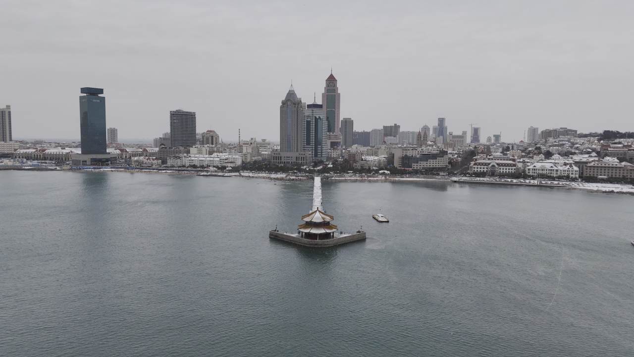 青岛市南老城区栈桥海边雪景航拍 16