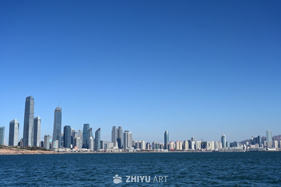 晴好蓝天青岛海上看海边的都市摩天大楼群 4
