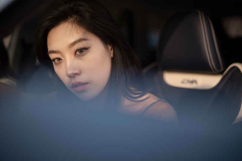 美女车模
