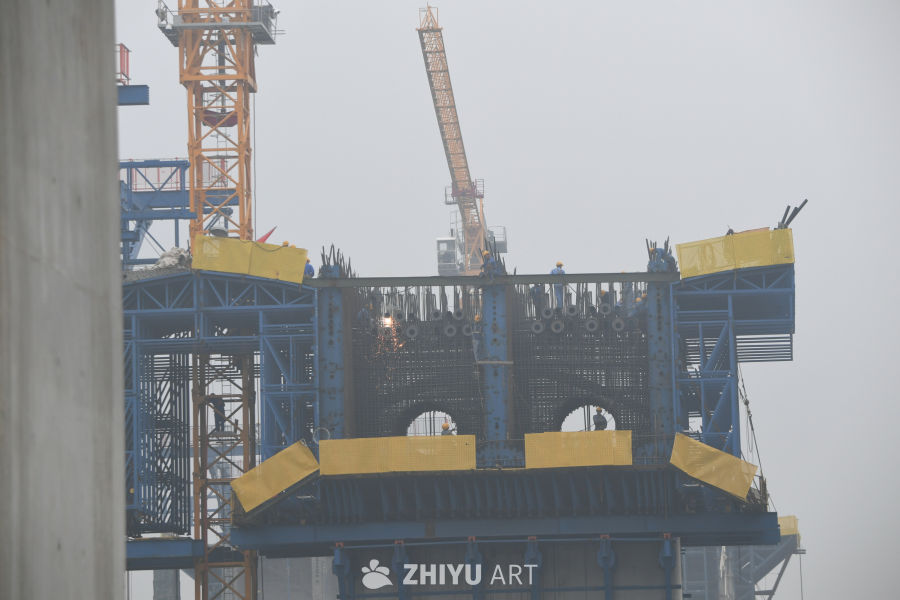 高空中忙碌的建筑工地