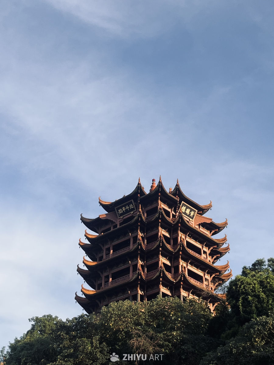 古塔映蓝天