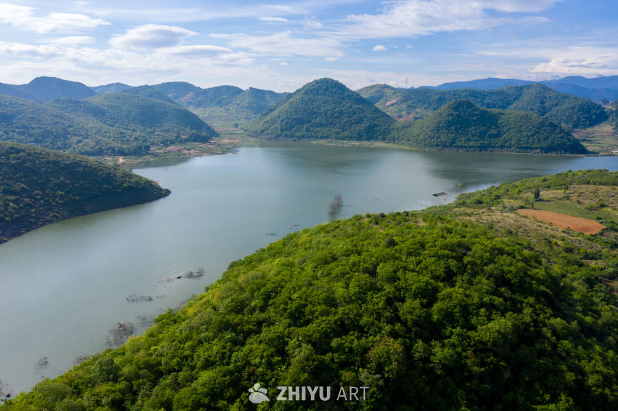 湖畔绿意盎然的山景