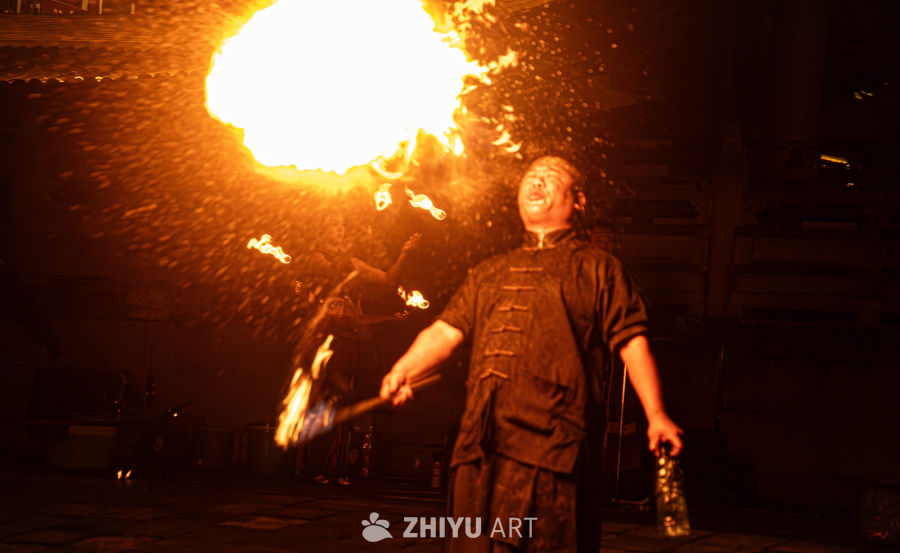 火舞表演：夜幕下的火焰艺术