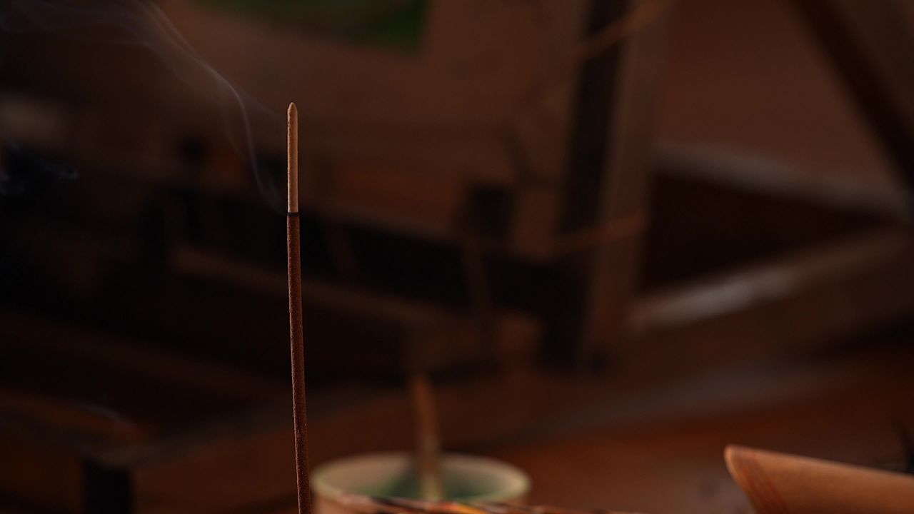 唐卡艺人创作过程